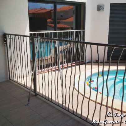Protection piscine barreaux effets tordus forge catalane 3