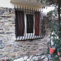 grille de protection galbee ouvragee volutes et barreaux torsadee  forge catalane