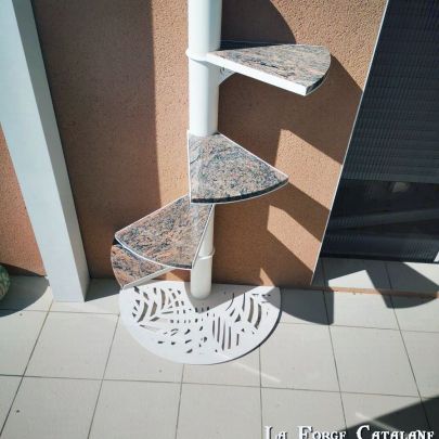 meuble forme escalier  marche en marbre thermolaquage pied decoupe laser forge catalane