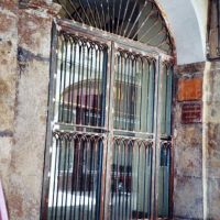 porte vitree barreaudage et motif ogive fer Forge Catalane Cabestany